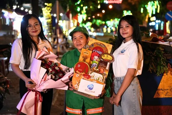 Kỹ thuật viên jun8 đang hỗ trợ khách hàng