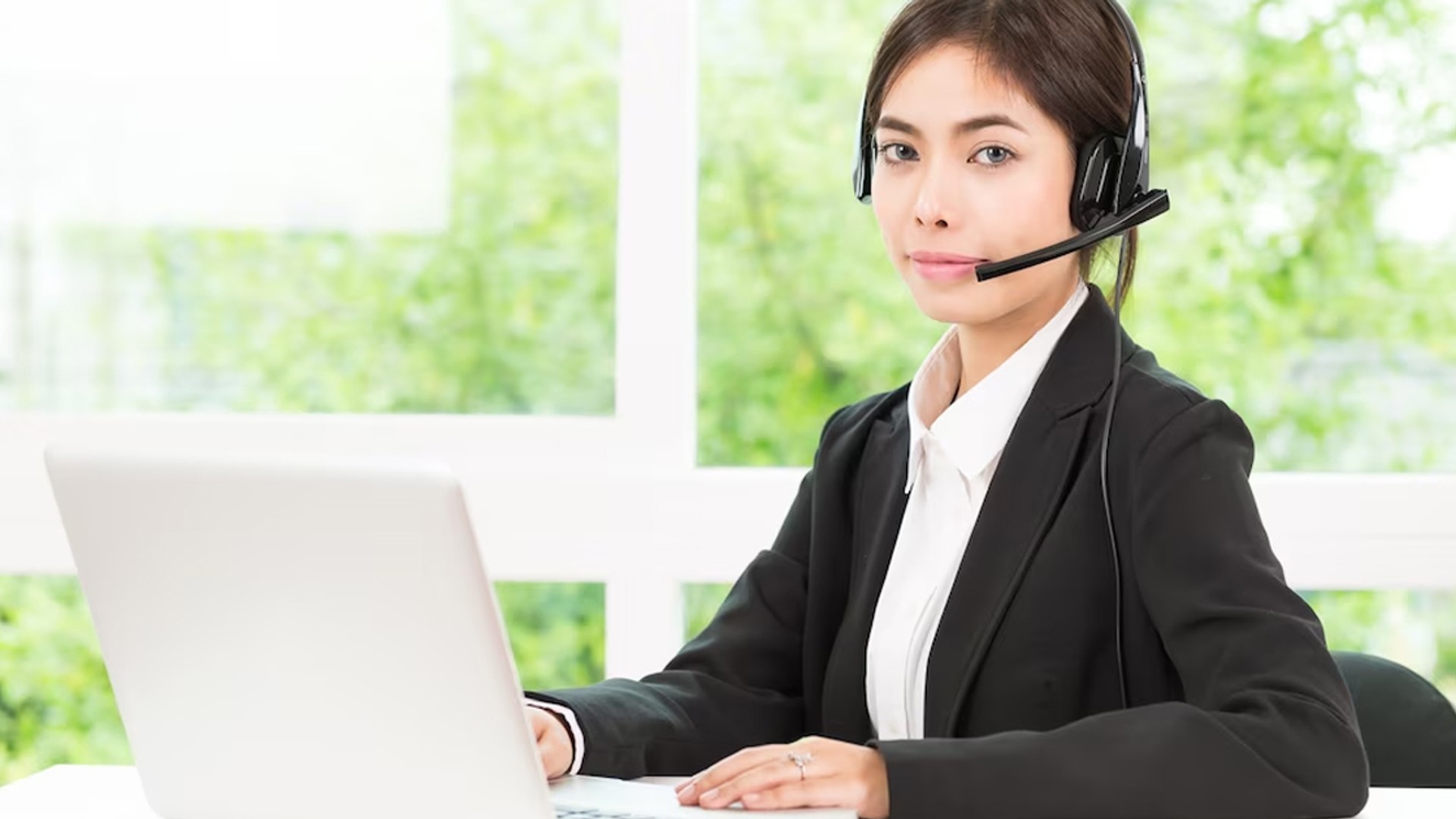 Nhân viên hỗ trợ khách hàng jun8 thân thiện